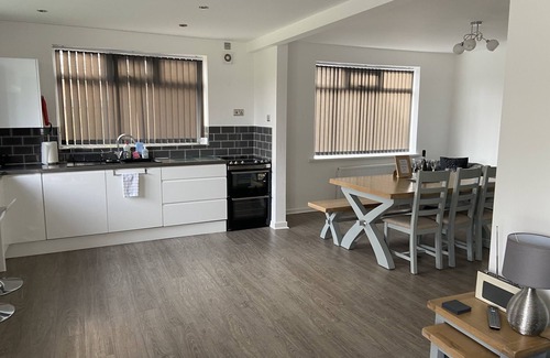Withernsea House | BeRo Bungalow: Spacious Seaside Retreat with HotTub