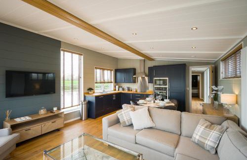 Upton upon Severn Resort | Berth 6 on Upton Lake, Upton-upon-Severn Home on Water