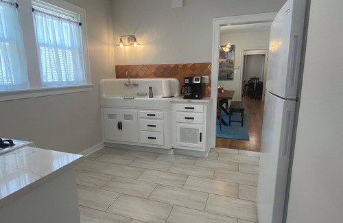 Berwyn House | Berwyn Bungalow - Explore Chicago from a Modern, Hip Bungalow vacation home.