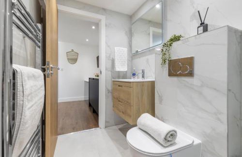 Edgware Apartment | Bespoke Studio 23 Min - C London Private Bathrroom Shared Kitchen 3