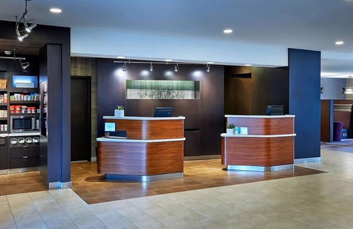 Eden Prairie Resort | Best Choice! Pet-friendly Property with Indoor Pool, Near Round Lake Park Beach