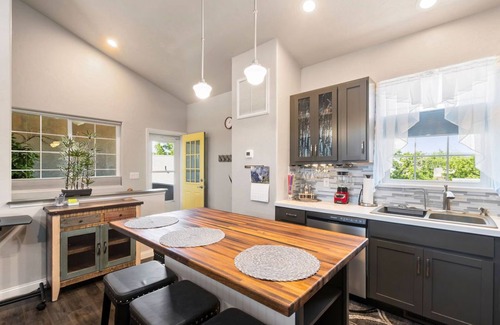 Grand Junction Apartment | Best Downtown Getaway 4 blocks from main street food bars and shopping