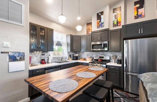 Grand Junction Apartment | Best Downtown Getaway 4 blocks from main street food bars and shopping