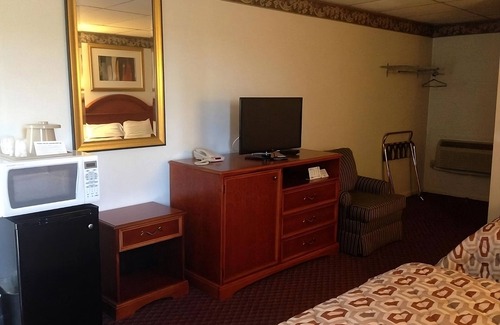 Campbelltown Hotel | Best Find! 3 Budget-Friendly Units, Offers FREE Breakfast & FREE Parking!