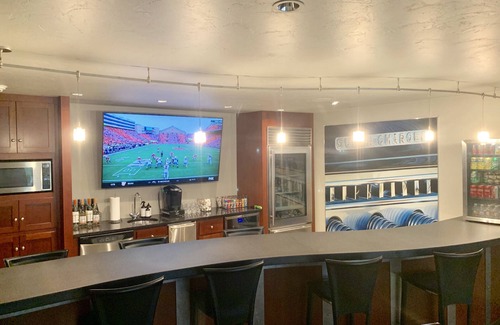 Fond du Lac House | Best House in Wisconsin! Live like a STAR! VRBO Luxury! Huge Bar & Movie Theater
