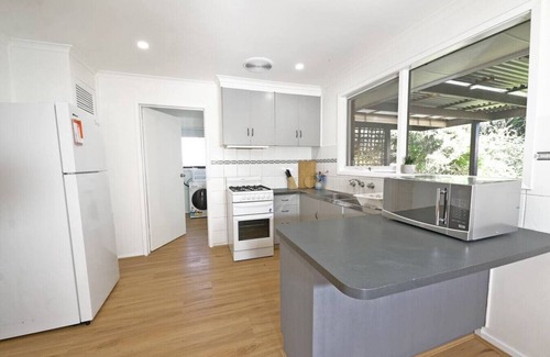 Endeavour Hills House | Best Location Entire House Huge parkland doorstep