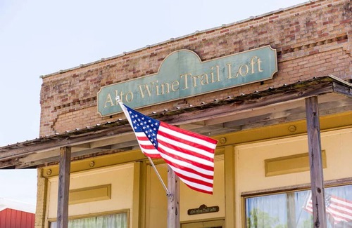 Alto Pass House | * Best Location on the Wine Trail! * Hiking Trail 1 min away * Wi-Fi *