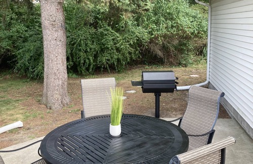 Manistee House | Best of Both Worlds! 5th Avenue Beach and Downtown Within Walking Distance!