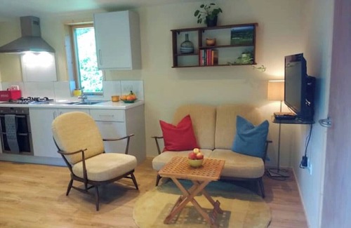 Dursley Cabin | Best of both worlds, trees & town