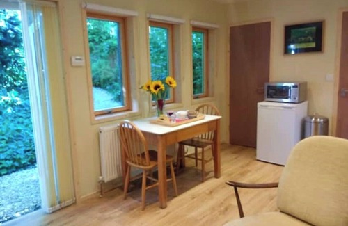 Dursley Cabin | Best of both worlds, trees & town