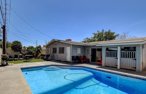 Rancho Oakey House | Best of Las Vegas Getaway | Sparkling Pool