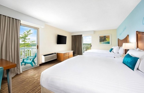 Osage Beach Hotel | Best Place to Stay in Missouri! 3 Relaxing Units, Pool, Free Parking, Lakeview