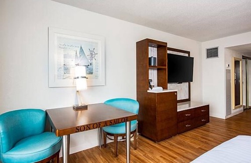 Osage Beach Hotel | Best Place to Stay in Missouri! 3 Relaxing Units, Pool, Free Parking, Lakeview