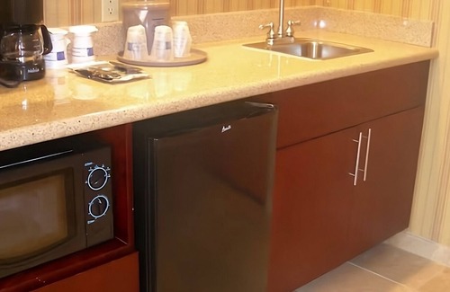 Westside Hotel | Best Place to Unwind! 2 Spacious Units, Free Breakfast, Pool, Pets Allowed!