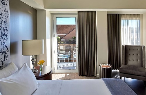 West Plaza Hotel | Best Place to Unwind! Pool, Pets Allowed, Near Nelson-Atkins Museum of Art