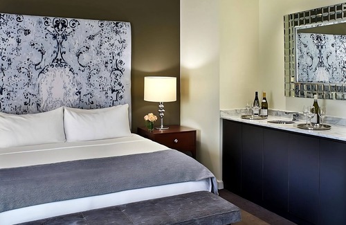 West Plaza Hotel | Best Place to Unwind! Pool, Pets Allowed, Near Nelson-Atkins Museum of Art