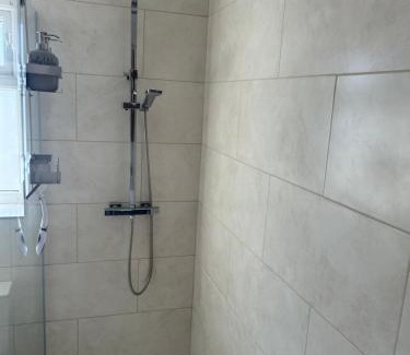 Barnsley Apartment | Best rated in Barnsley- apartment sleeps 4 & 5 minute walk to town centre