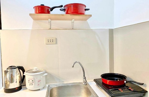 Suba Basbas Apartment | Best studio flat w/ NETFLIX near airport and beach!