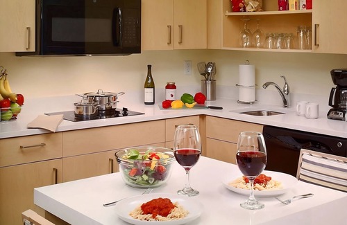 Schaumburg Hotel | Best Value, Quality Stay! Short Drive to Woodfield Mall, Schaumburg, w/Pool