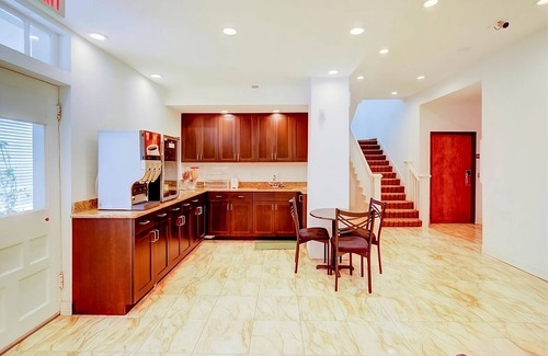 Dilley House | Best Value, Quality Stay! Free Breakfast and Parking, Near Dilley City Park