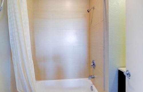 Dilley House | Best Value, Quality Stay! Free Breakfast and Parking, Near Dilley City Park