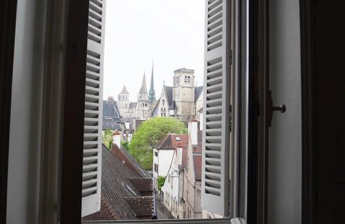 Centre Sud Apartment | Best View In Dijon. Large (90 sq/m) 2 Bedroom Airconditioned Apartment.