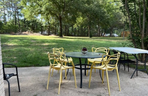 Tyler House | BestStays@King Bee. Large Groups OK.TVs in rooms and Newly Fenced Backyard