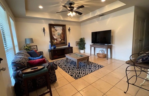 Tyler Apartment | BestStays@Sapphire- a Duplex Near Hospitals large groups ok.TVs in all roomsnn