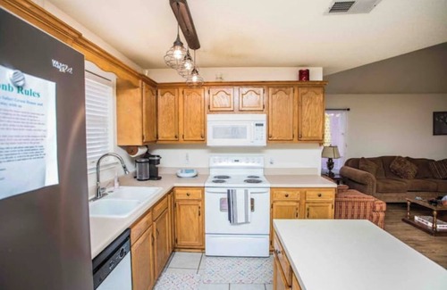 Lubbock House | Bethel Nest with BBQ Grill, Jet Tub, Walk in Shower.