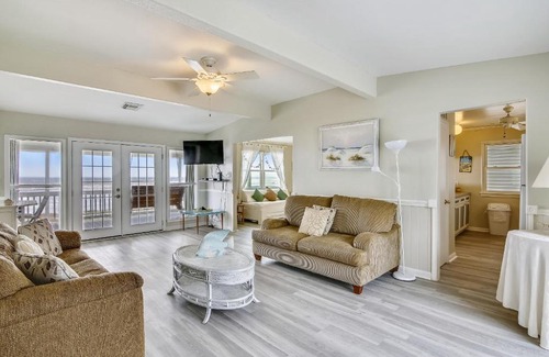 Bermuda Beach House | Betsy's Beachfront Cottage