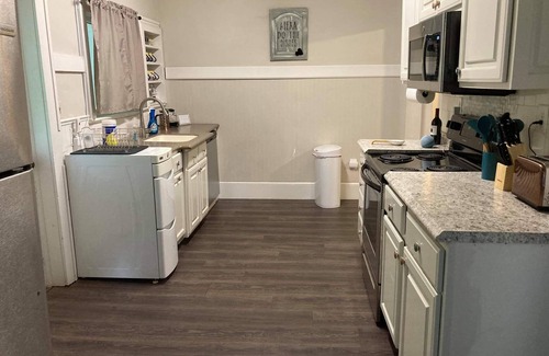 Hickory House | "Better Days" Inn/Comfortable 3br 1 Ba/Pet and Kid Friendly/Near Downtown