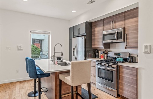 Poplar House | Beyond Spacious 4-bedroom house W/HotTub