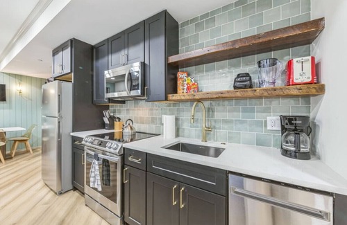 North Philadelphia West Apartment | Bi-Level 2/2 w/Rooftop | Sleeps 12 | 10 min to DT