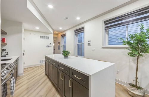 North Philadelphia West Apartment | Bi-Level 2/2 w/Rooftop | Sleeps 12 | 10 min to DT