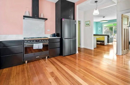 Bicheno Apartment | Bicheno Beach House - Location Location!