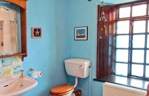 Carrigaholt Cottage | BIDSIE BRICKE'S, family friendly in Carrigaholt, County Clare