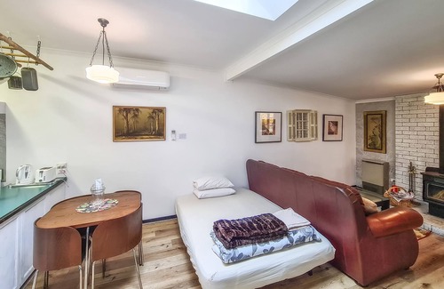Daylesford Cottage | BIDWELL COTTAGE, a charming hideaway close to Lake Daylesford