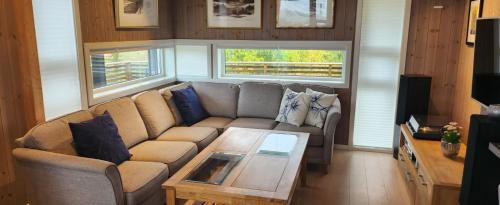 Karlsy Villa | Big 3 bedrom cabin at Grønnliskaret, Ringvassøya.