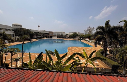 Nong Kwai House | BIG 5-bed/5 bath House w/Cable Internet & Pool Access in World Club near Airport