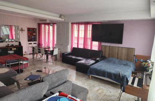 La Californie Apartment | Big apart 140m2 5min walk to beach sea &Promenade 3 double rooms,big living room 42m2, 3 showers,9 beds, free parking