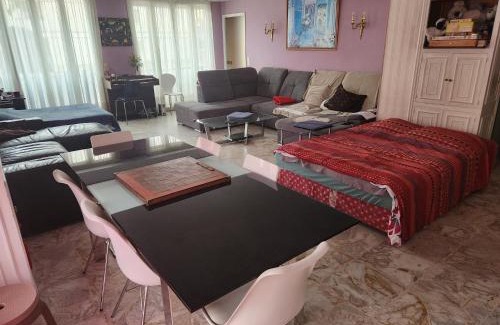 La Californie Apartment | Big apart 140m2 5min walk to beach sea &Promenade 3 double rooms,big living room 42m2, 3 showers,9 beds, free parking