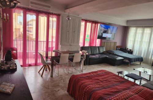 La Californie Apartment | Big apart 140m2 5min walk to beach sea &Promenade 3 double rooms,big living room 42m2, 3 showers,9 beds, free parking