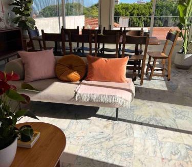 Cacilhas Apartment | Big apt 4beds with terrace, 15 mins to Lisbon