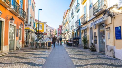 Cacilhas Apartment | Big apt 4beds with terrace, 15 mins to Lisbon