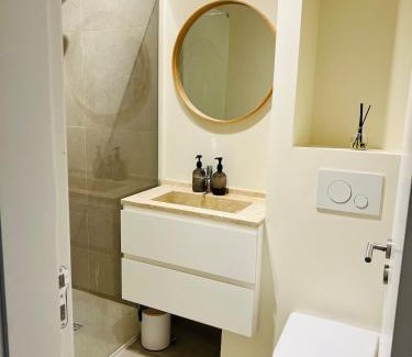 Cacilhas Apartment | Big apt 4beds with terrace, 15 mins to Lisbon