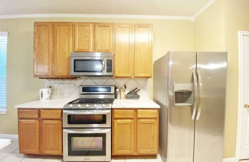 Cat Hollow House | Big Backyard * Fully Furnished*3 BR 2 Bath Home