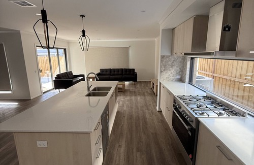 Wyndham Vale House | Big & Beautiful Modern Home, Ensuite with every Bedroom! Close to everything