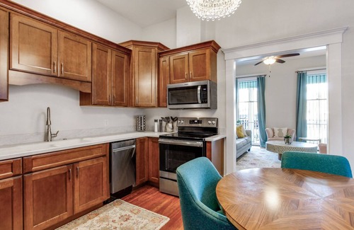 Metropolitan Apartment | Big Bright and Beautiful by Forsyth Park