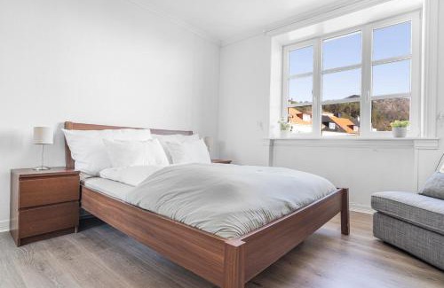 Bergenhus Apartment | Big central apartment w/a view and parking