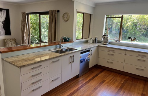 Manly House | Big Comfy Bachn200m wander to BeachnWifi nNetflixnBring your friends & your dog